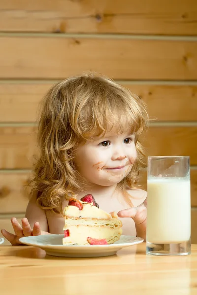 Μικρό αγόρι με τούρτα φράουλα και γιαούρτι — Φωτογραφία Αρχείου