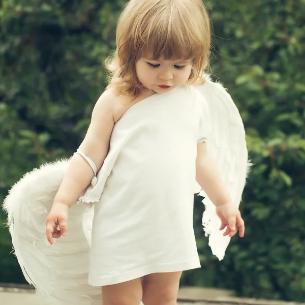 Pequeno menino em asas de anjo — Fotografia de Stock