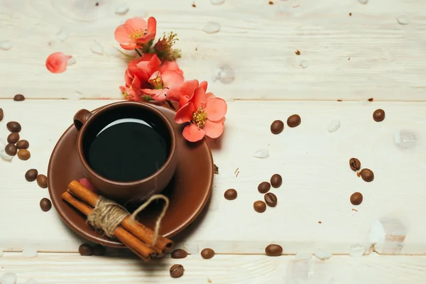 Xícara de café e flores — Fotografia de Stock