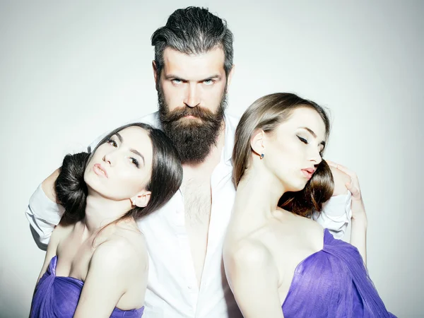Uomo barbuto e due donne — Foto Stock