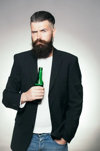 Бородатий чоловік з пляшкою пива — стокове фото