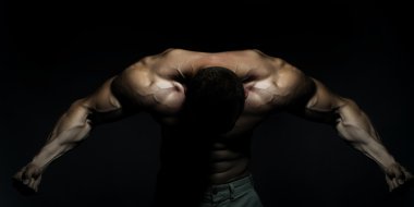 Kaslı adam seksi vücut ile