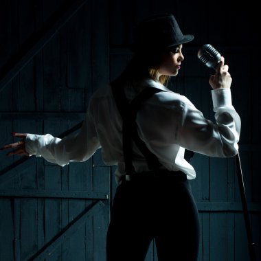 Retro kadın mikrofon ile