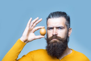 yumurta ile ciddi sakallı adam