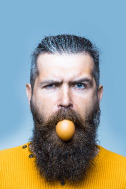 yumurta ile ciddi sakallı adam