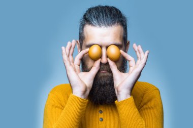 yumurta ile ciddi sakallı adam