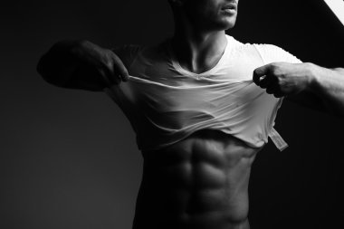 Çıplak gövdeli kaslı bir adam.