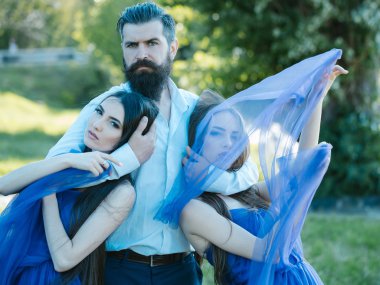 Sakallı adam ve iki kadın açık