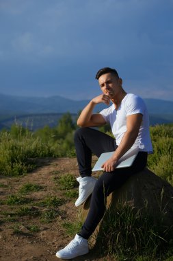 Dizüstü bilgisayar açık ile dalgın kaslı adam