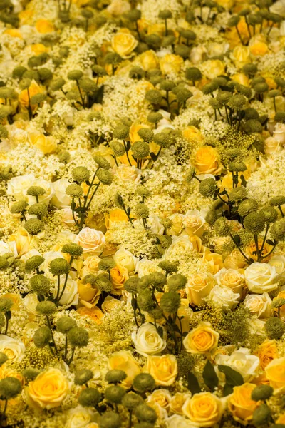 Bund gelber Blumen — Stockfoto