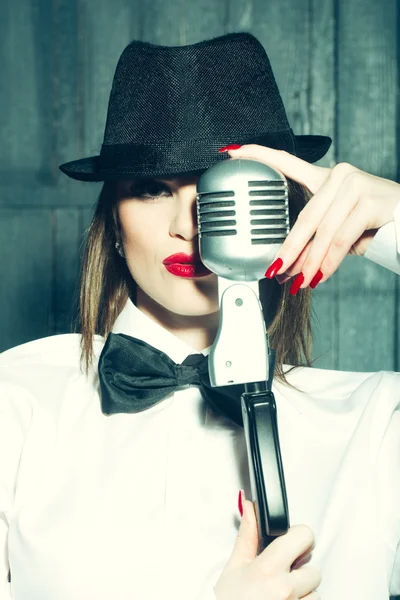 Retro kvinna sjunga i mikrofon — Stockfoto