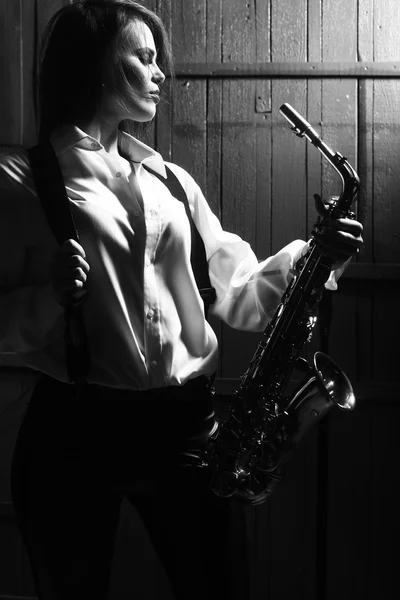 Ретро жінка з саксофоном — стокове фото