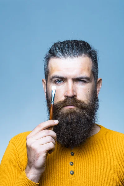 Barbudo hombre serio con cepillo — Foto de Stock