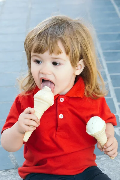 Menino pequeno comer sorvete — Fotografia de Stock