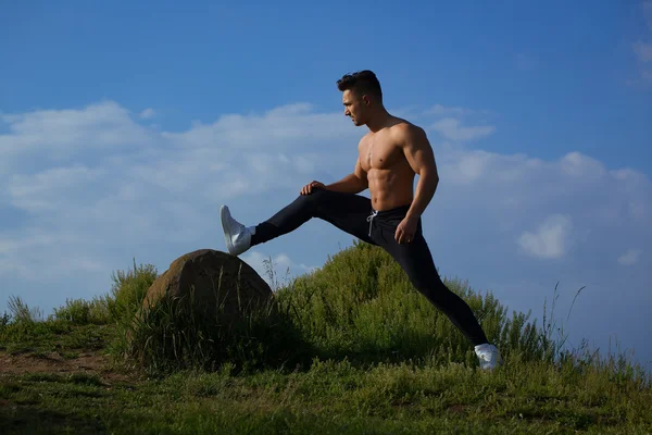 Сексуальный мускулистый мужчина на фоне неба — стоковое фото