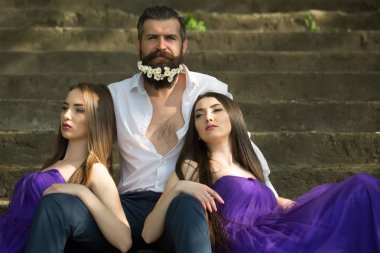 sakallı adam ve kadın merdivenlerde