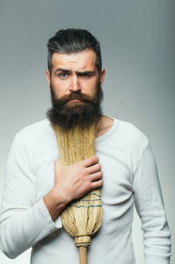 Sakallı adam süpürge ile