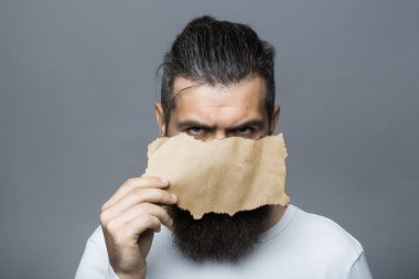 kağıt ile ciddi adam