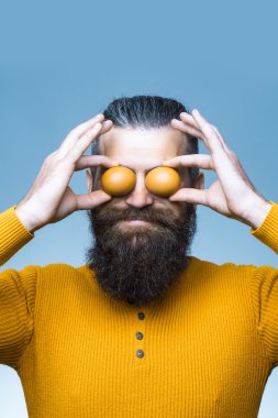 sakallı adam yumurta ile gülümseyen