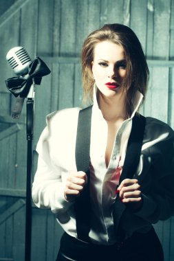 retro kadının mikrofona şarkı