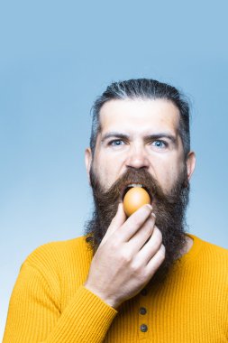 yumurta ile ciddi sakallı adam