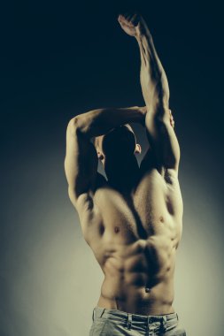 Kaslı adam seksi vücut ile