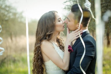 Düğün çifti ve ağaç şeritler