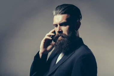 Ceketli sakallı yakışıklı adamı