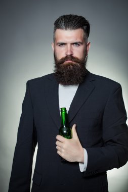 Sakallı adam bira şişesi ile