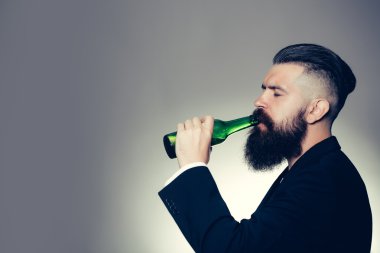 Sakallı adam bira şişesi ile