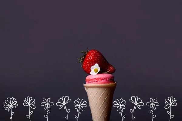 Macaron in Eiszapfen mit Erdbeere — Stockfoto