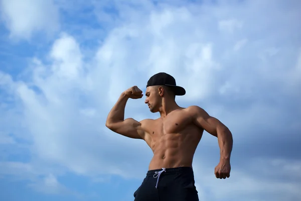 Sexy musculoso hombre en el cielo fondo — Foto de Stock