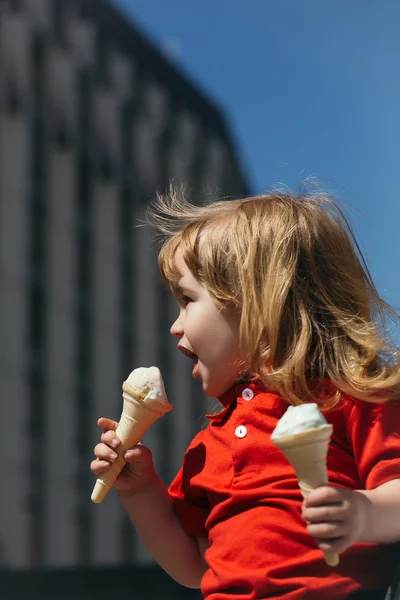 Piccolo ragazzo mangiare gelato — Foto Stock