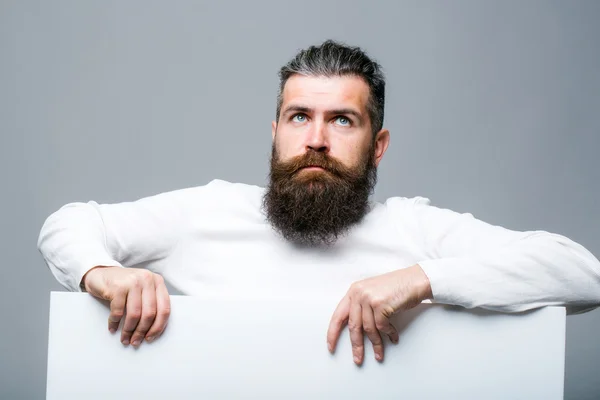 Homme triste barbu avec du papier — Photo