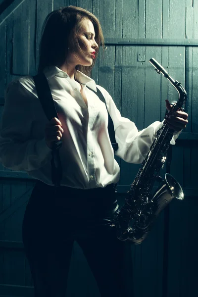 Mulher retro com saxofone — Fotografia de Stock