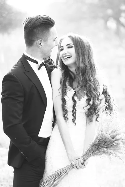 Happy wedding couple outdoor — Stock Photo, Image