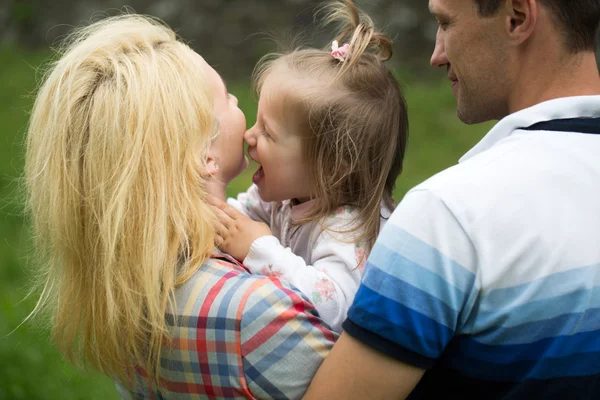 Glückliche Eltern mit kleinem Mädchen — Stockfoto