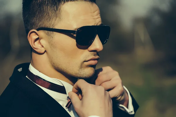Schöner Mann in Anzug und Sonnenbrille — Stockfoto