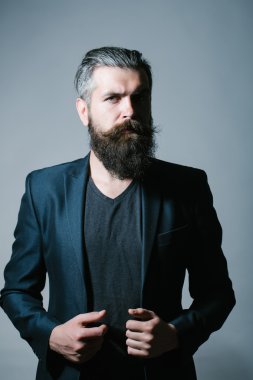 Ceketli sakallı yakışıklı adamı