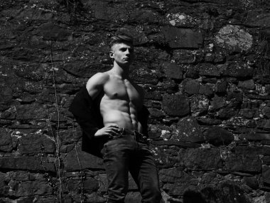 Genç atletik seksi adam 