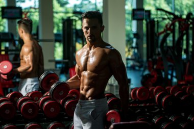 kaslı adam dumbbell ile