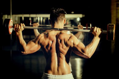 kaslı adam spor salonunda eğitim