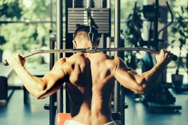 kaslı adam spor salonunda eğitim