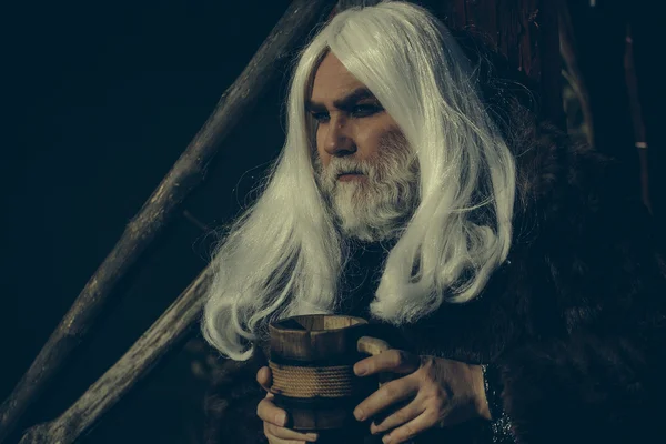 Παλιά druid με ξύλινη κούπα — Φωτογραφία Αρχείου