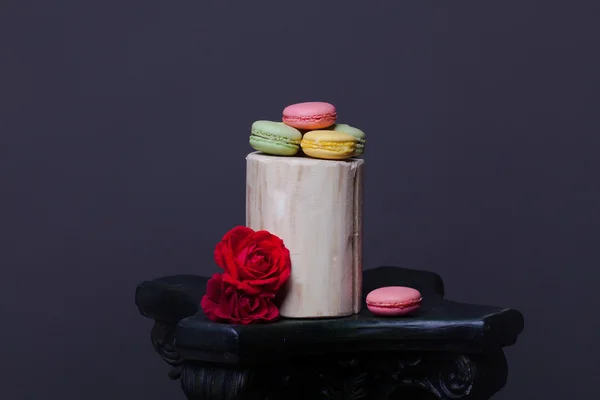 Macaron with flowers on wood stump — Stock Photo, Image
