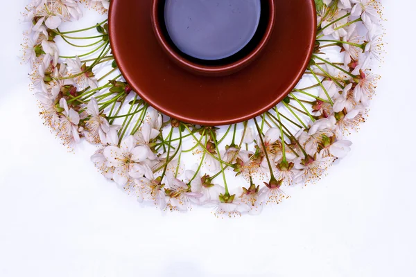 Kopje koffie in bloemen — Stockfoto