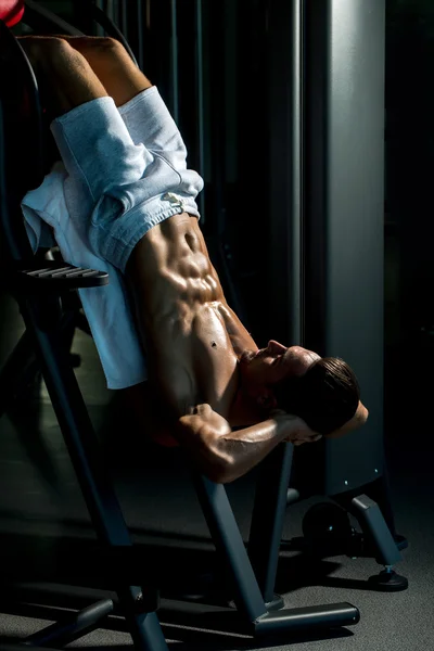 Allenamento muscolare dell'uomo in palestra — Foto Stock