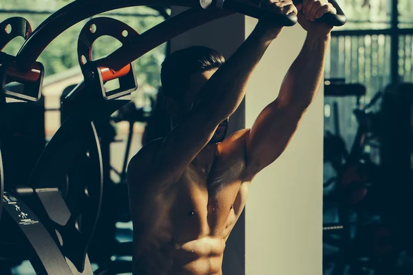 Allenamento muscolare dell'uomo in palestra — Foto Stock