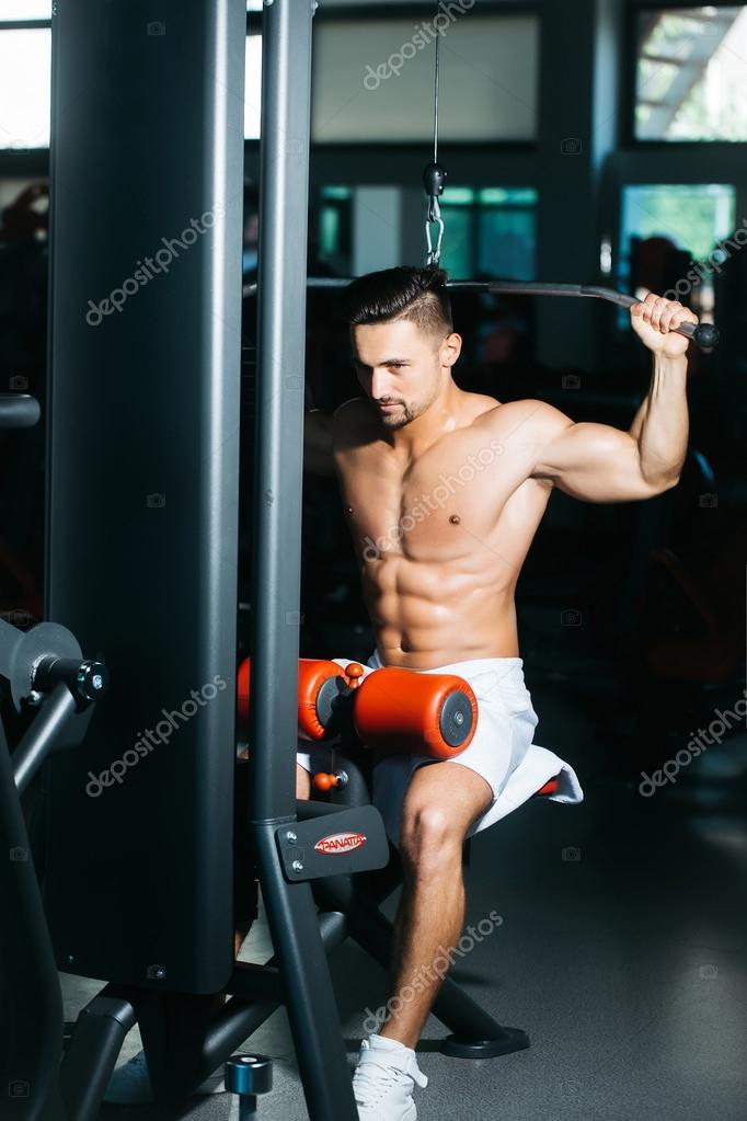 Erkek spor salonunda standart eğitim programı Erkek spor salonunda standart eğitim programı