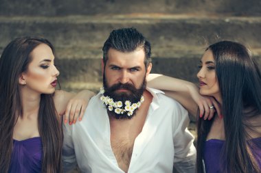 sakallı adam ve kadın merdivenlerde